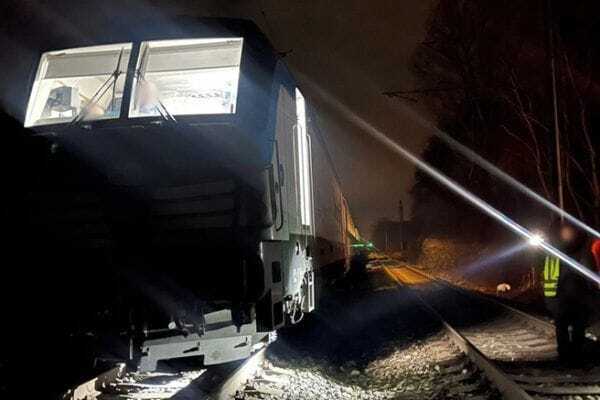 Потяг "Євросіті" збив автомобіль