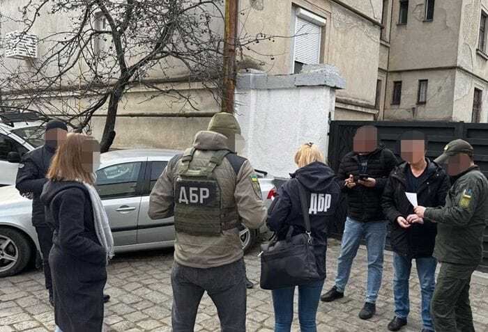 ДБР викрило групу, яка переправляла через кордон ухилянтів