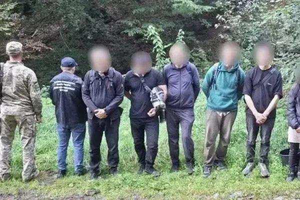 Перепливли Тису за $8 тисяч: на Закарпатті затримали ухилянтів з «провідницею»