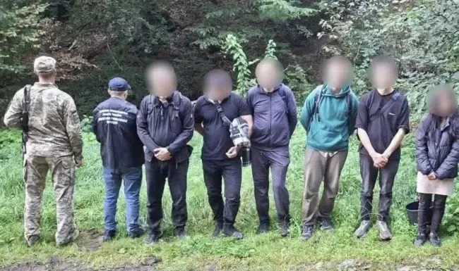 Перепливли Тису за $8 тисяч: на Закарпатті затримали ухилянтів з «провідницею»