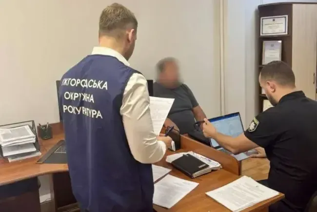 На Закарпатті викрили чоловіка, який заробляв на перепродажі авто для військових
