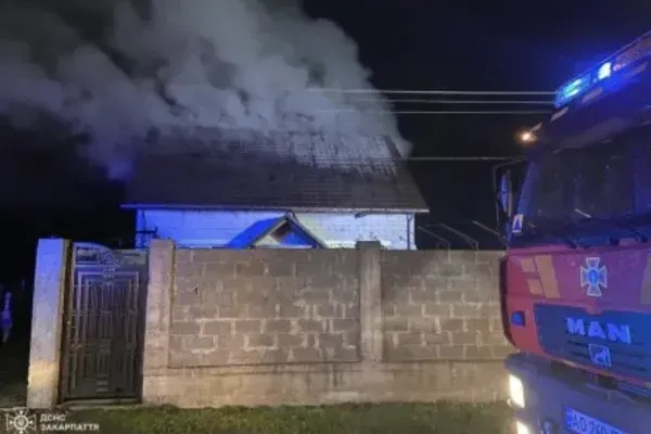 На Закарпатті вогнеборці врятували будинок від повного знищення