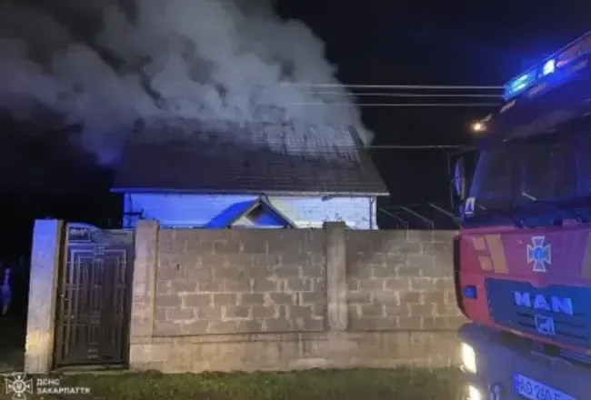 На Закарпатті вогнеборці врятували будинок від повного знищення