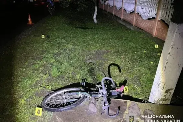 На Мукачівщині водій збив велосипедиста та втік: авто знайшли у полі