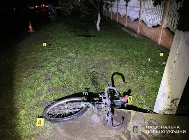 На Мукачівщині водій збив велосипедиста та втік: авто знайшли у полі
