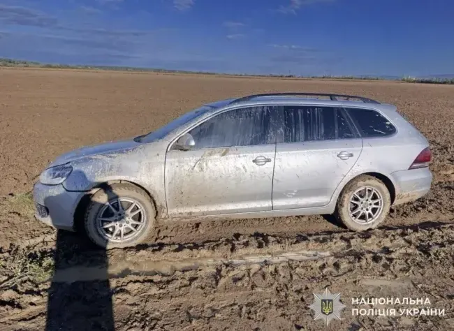На Мукачівщині водій збив велосипедиста та втік: авто знайшли у полі