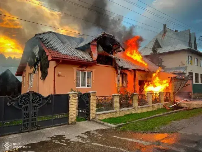У Хустському районі горів житловий будинок: вогонь знищив покрівлю та майно