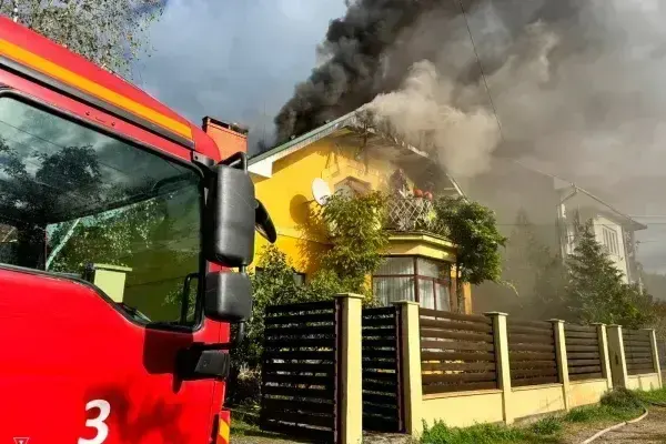 В Ужгороді рятувальники 7 годин гасили пожежу на вулиці Магнолії