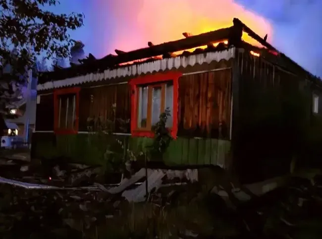 Ранкова пожежа на Рахівщині: домівка згоріла вщент 