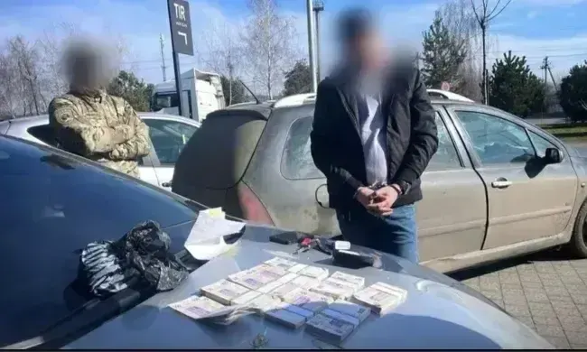 Скандал в Ужгороді: офіцер ТрО попався на хабарі за переведення підлеглого