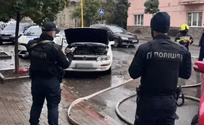 В Ужгороді під час руху запалала автівка