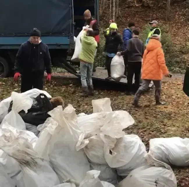 Волонтери прибрали берег Закарпатського моря під час чергового екопікніка