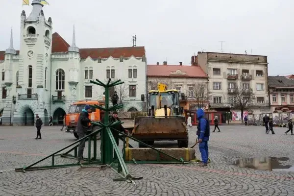 У Мукачеві встановлюють головну різдвяну ялинку в центрі міста