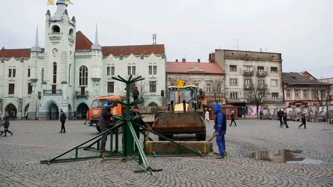 У Мукачеві встановлюють головну різдвяну ялинку в центрі міста