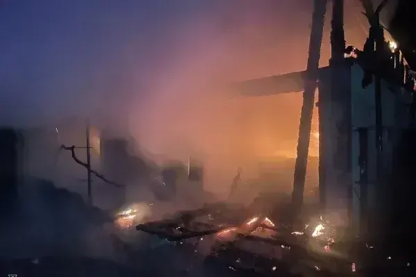 На Закарпатті згорів гараж й вогонь ледь не знищив будинок
