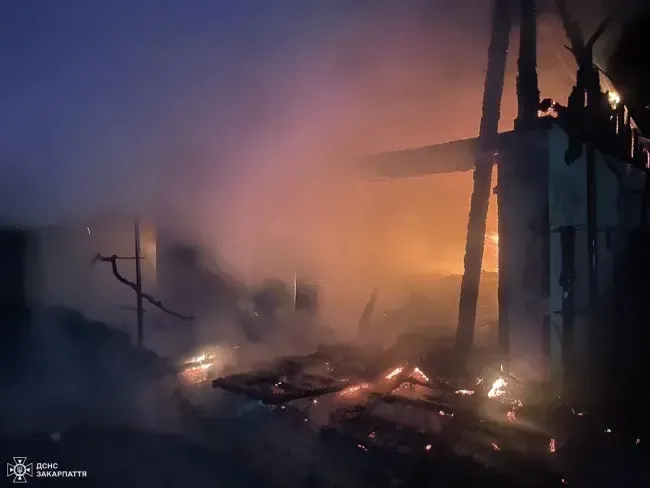 На Закарпатті згорів гараж й вогонь ледь не знищив будинок