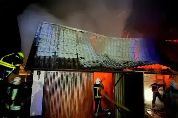 Пожежа через піч: на Мукачівщині згоріла господарська будівля