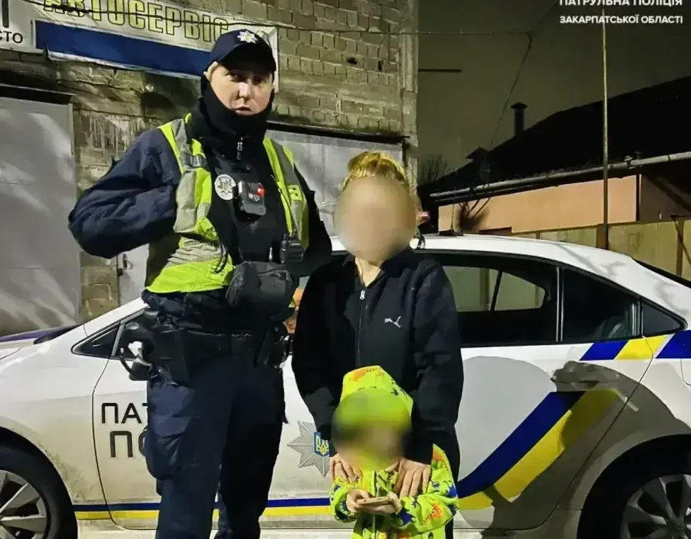 У Мукачеві патрульні знайшли дітей, залишених матір’ю без нагляду