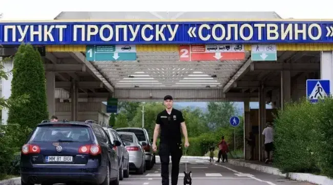 Біля кордону на Закарпатті встановлюють бетонні блоки