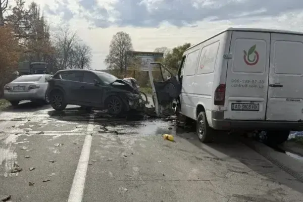 Страшна ДТП на Закарпатті: зіткнулися легковик та мікроавтобус