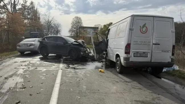 Страшна ДТП на Закарпатті: зіткнулися легковик та мікроавтобус