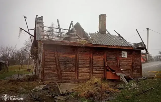 На Закарпатті вогнеборці врятували домівку багатодітної родини