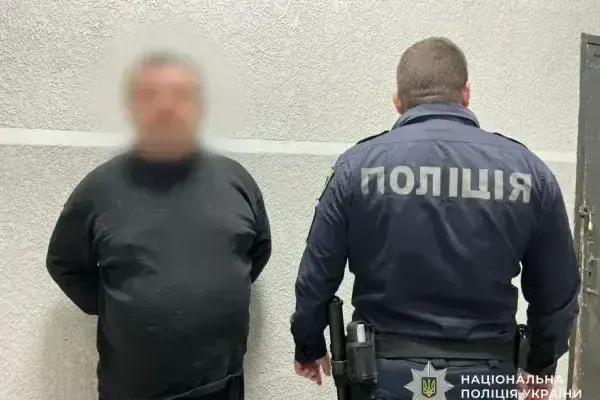 На Закарпатті чоловік лопатою травмував односельця: поліція затримала нападника