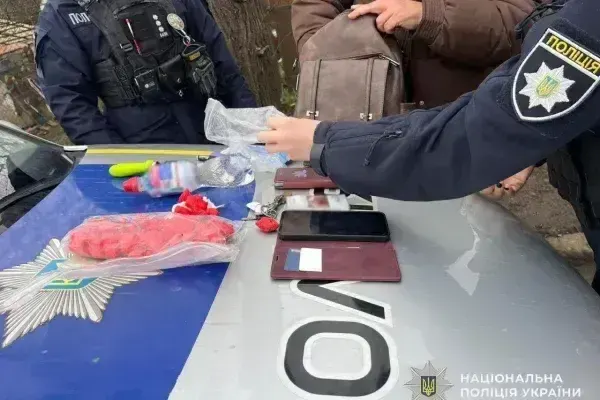 В Ужгороді затримали 54-річну жінку з 48 «закладками» наркотиків