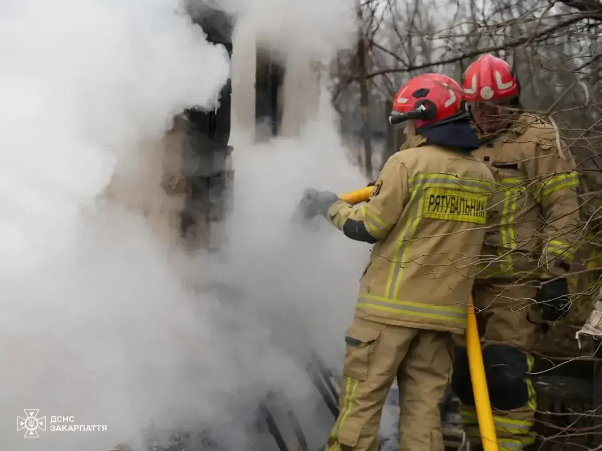 Пожежа в дачному будинку Ужгорода: під час гасіння виявили тіло чоловіка