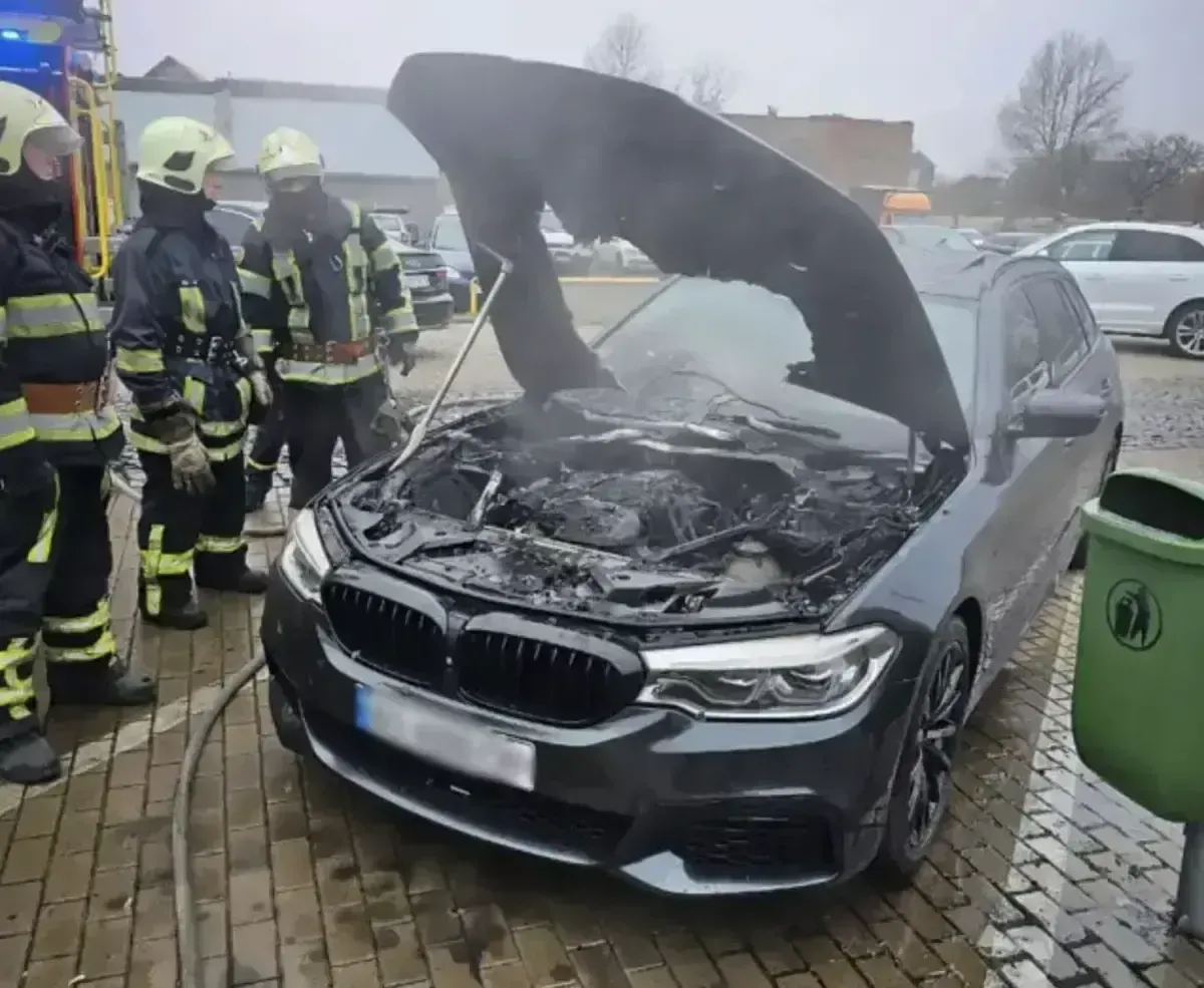 У Мукачеві під час руху спалахнув BMW: водій устиг зупинитися та викликати рятувальників