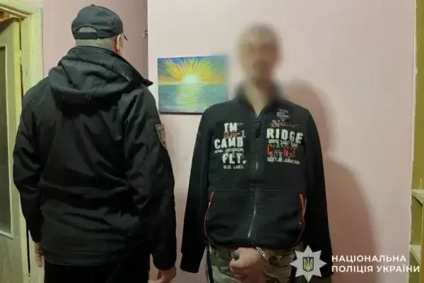 В Мукачеві поліція затримала чоловіка, який вночі влаштував стрілянину у багатоповерхівці