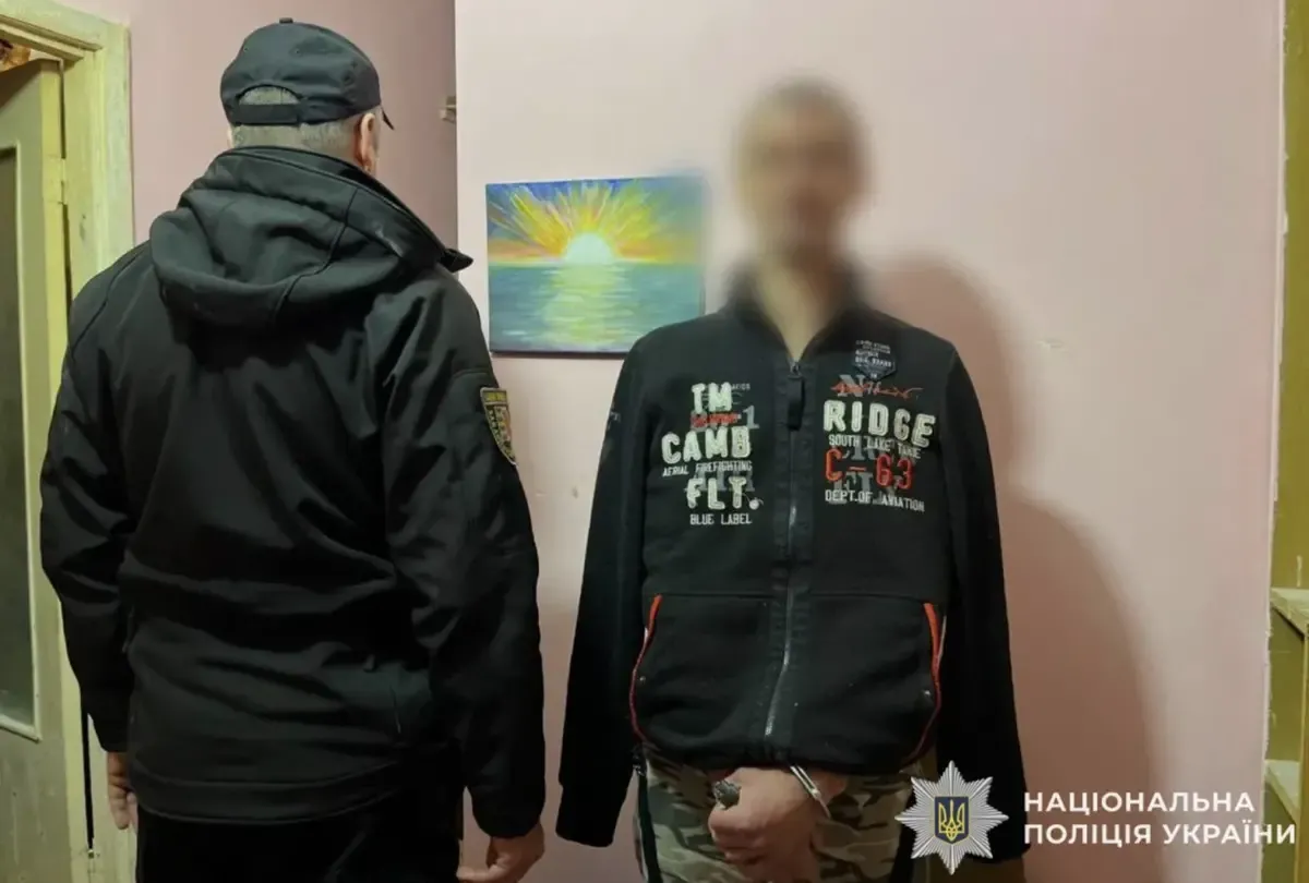 В Мукачеві поліція затримала чоловіка, який вночі влаштував стрілянину у багатоповерхівці