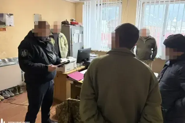 ДБР викрило працівника районного ТЦК на Прикарпатті, який разом із керівником знущався з військовозобов’язаних