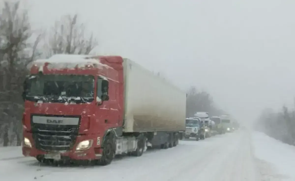 На Закарпатті через погану погоду обмежили рух для вантажівок: що відомо