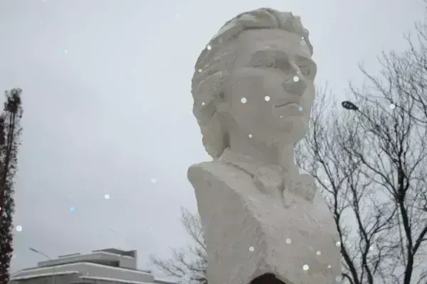 В УжНУ відкрили погруддя Міхая Емінеску на честь румунської культури
