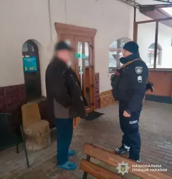 На Закарпатті собаки напали на туристку з двома дітьми: що відомо станом на цей момент