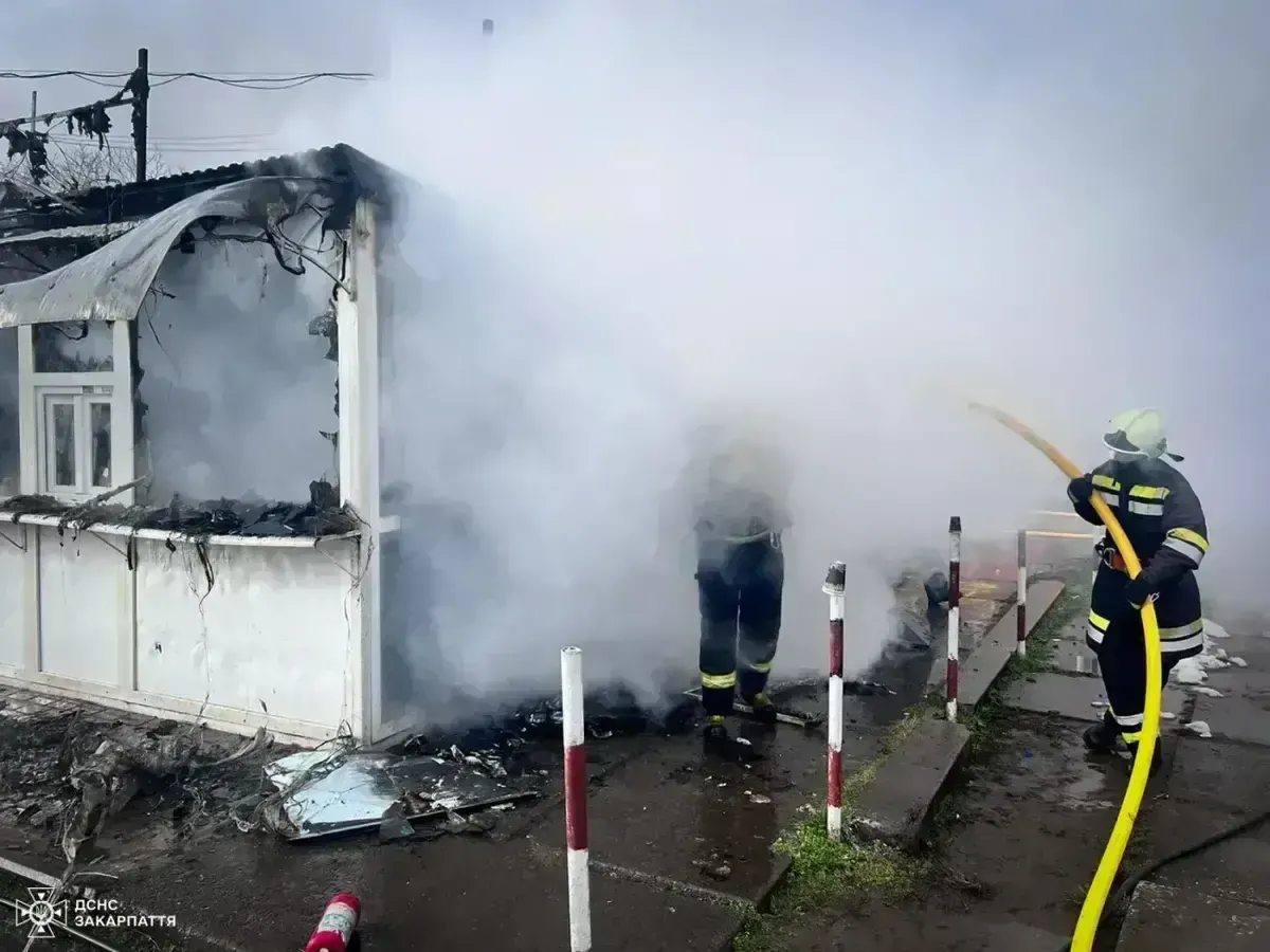 На Закарпатті у Хусті згорів торгівельний кіоск (ФОТО)