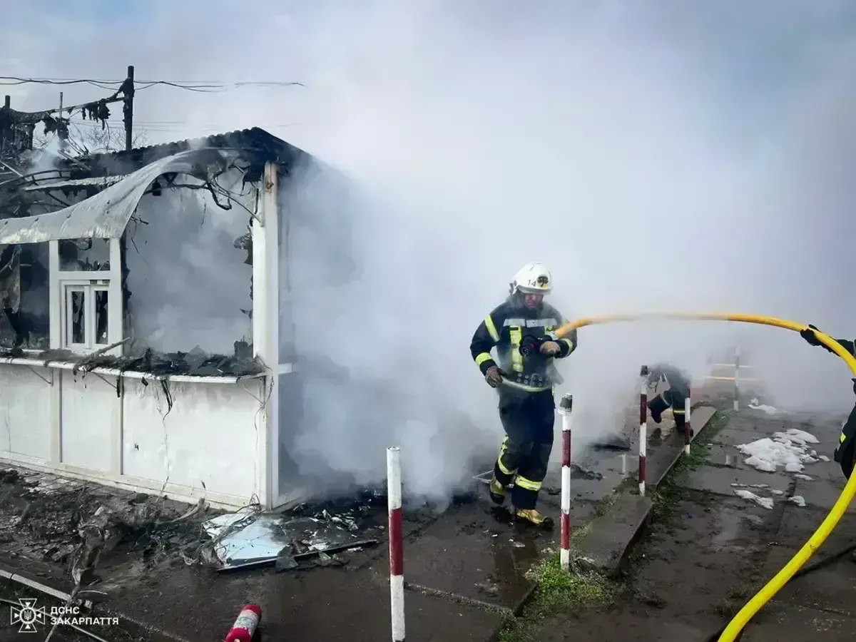 На Закарпатті у Хусті згорів торгівельний кіоск (ФОТО)