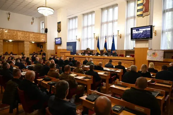 люди, приміщення, прапори, трибуна, вікна