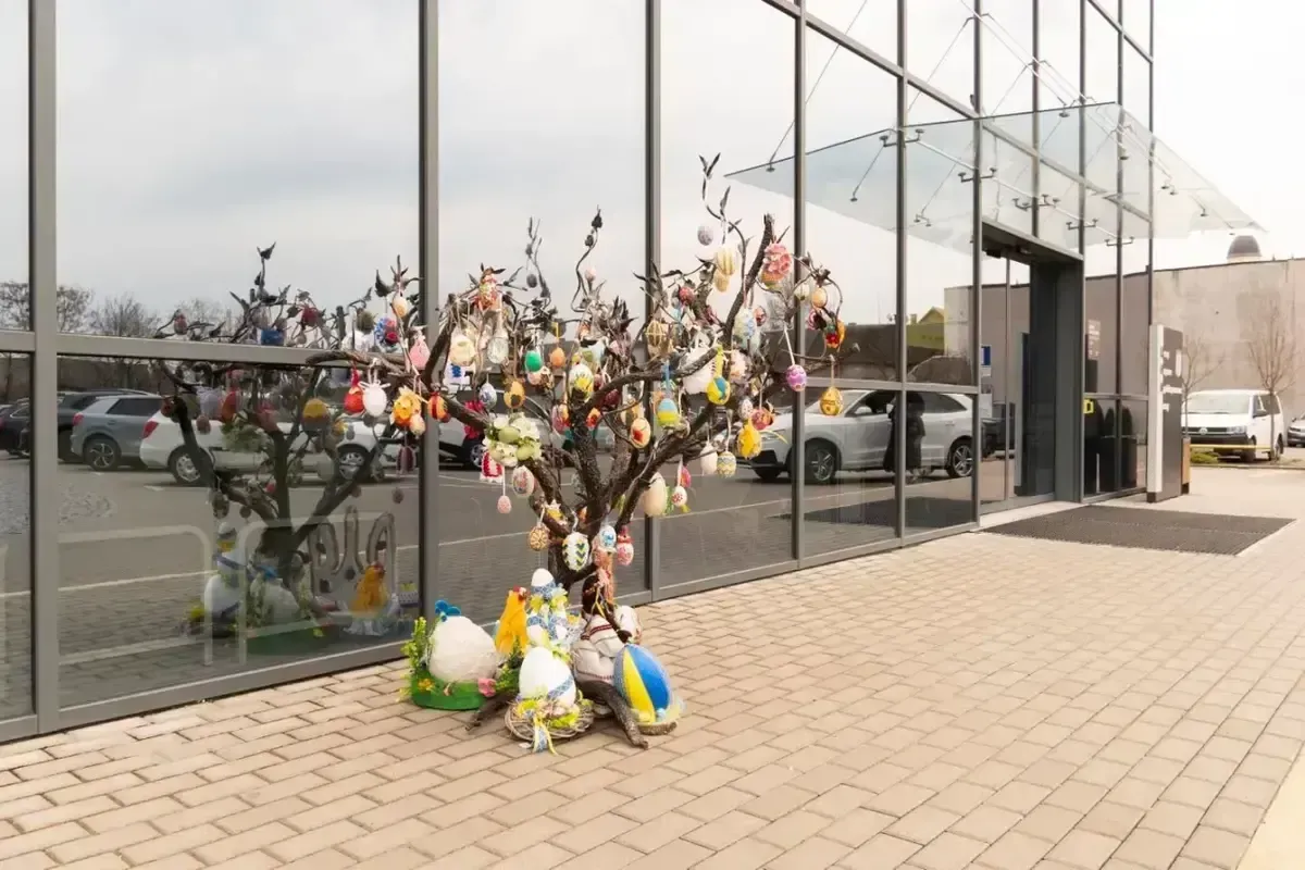 Школярі Мукачева створили святкову арт-локацію “Писанкове дерево” у центрі міста