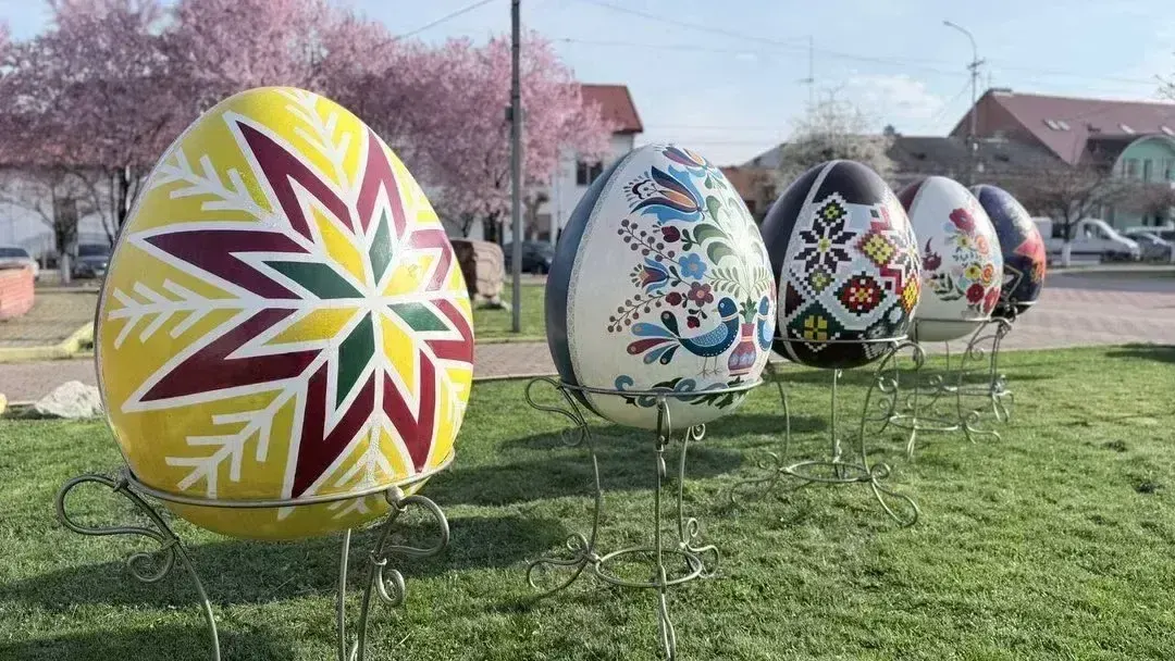 На Поштовій площі Тячіва встановили великодні писанки: місто готується до свята