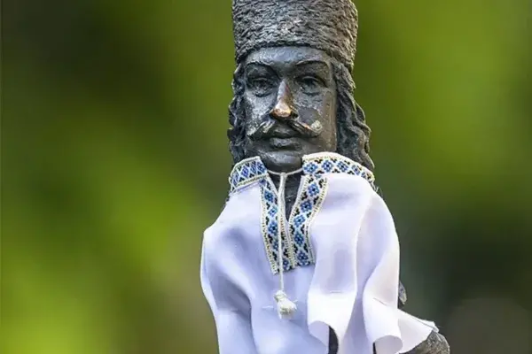 У Мукачеві мініскульптури одягнули у вишиванки: фото