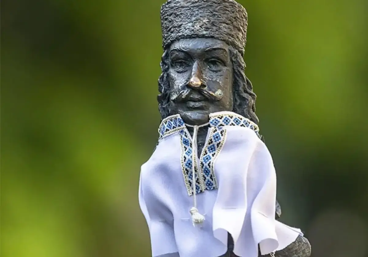 У Мукачеві мініскульптури одягнули у вишиванки: фото