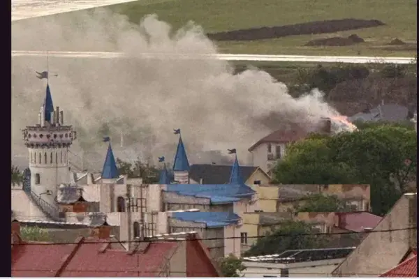 В Ужгороді блискавка влучила у багатоповерхівку: спалахнула пожежа