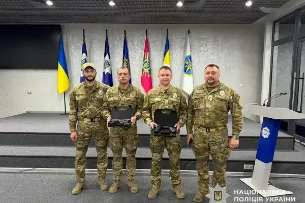 Чотирьох бійців стрілецького батальйону поліції Закарпаття відзначив міністр МВС