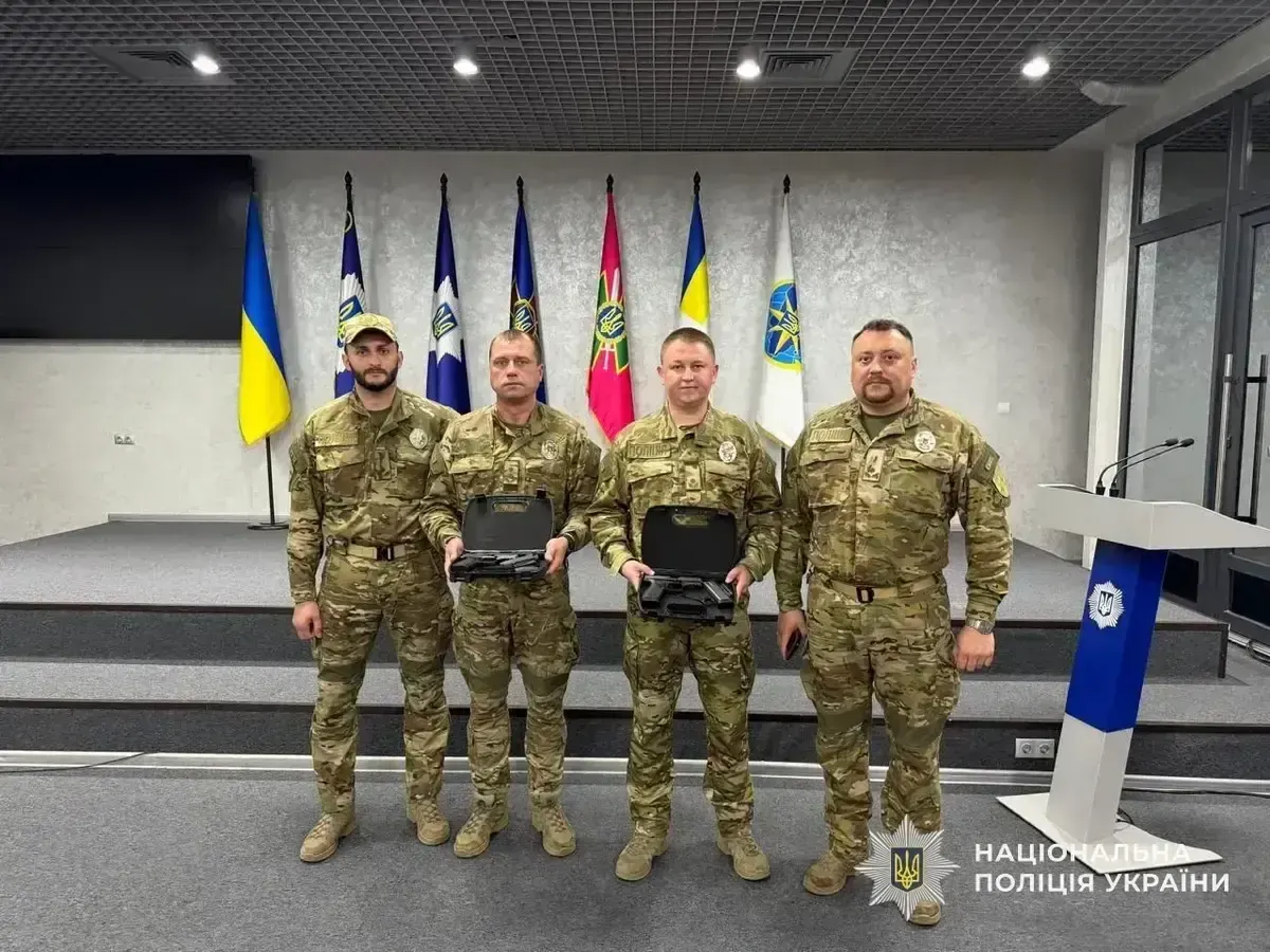 Чотирьох бійців стрілецького батальйону поліції Закарпаття відзначив міністр МВС