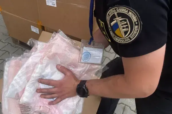Закарпатські митники зупинили незаконне ввезення партії брендового одягу з ЄС