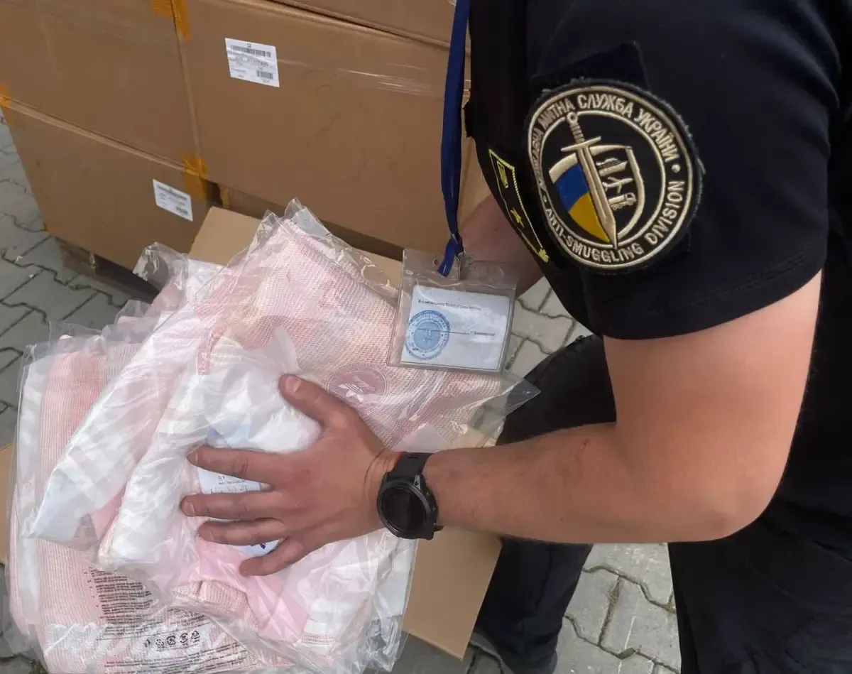 Закарпатські митники зупинили незаконне ввезення партії брендового одягу з ЄС