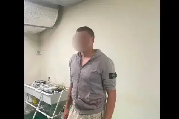 У Берегові затримали юнака, який розбив вітрину магазину та викрав тютюнові вироби