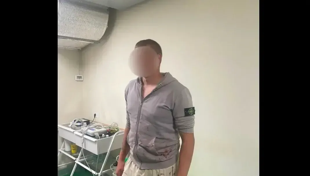 У Берегові затримали юнака, який розбив вітрину магазину та викрав тютюнові вироби